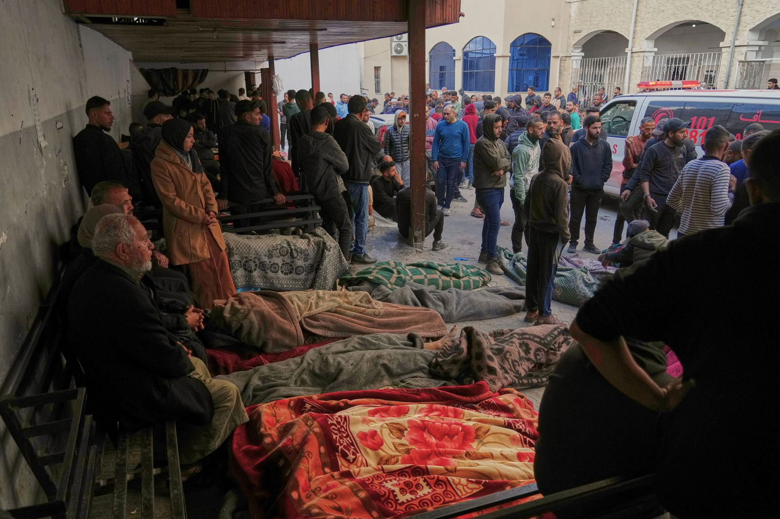 Bedeckte Leichen von Menschen, die bei nächtlichen Luftangriffen der israelischen Armee auf den Gazastreifen getötet wurden.