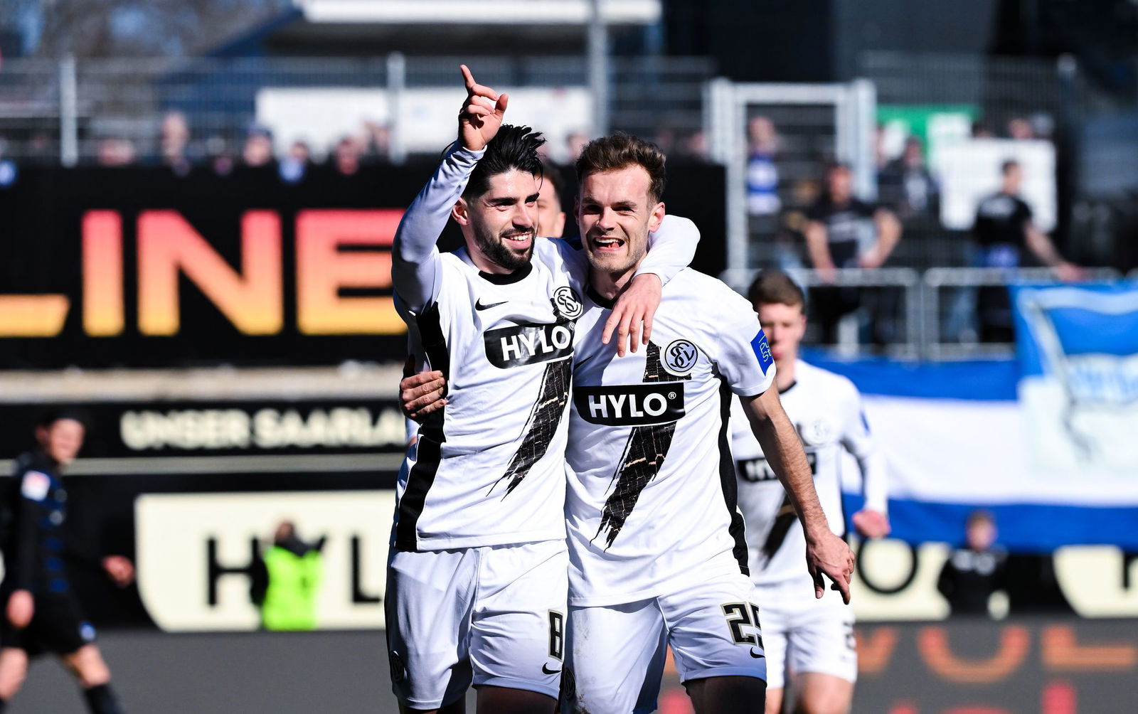 Die SV Elversberg um Semih Sahin und Tom Zimmerschied hatte gegen Hertha BSC allen Grund zur Freude.