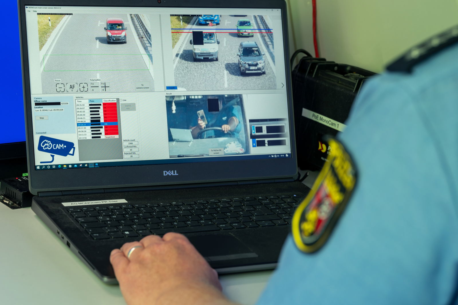 Auswertung der Handy-Blitzer-Informationen durch einen Polizeibeamten