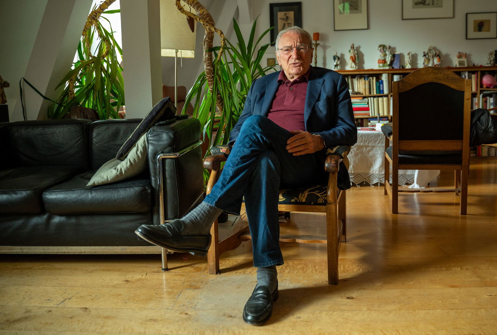 Der Schriftsteller Uwe Timm  in seiner Münchner Wohnung.