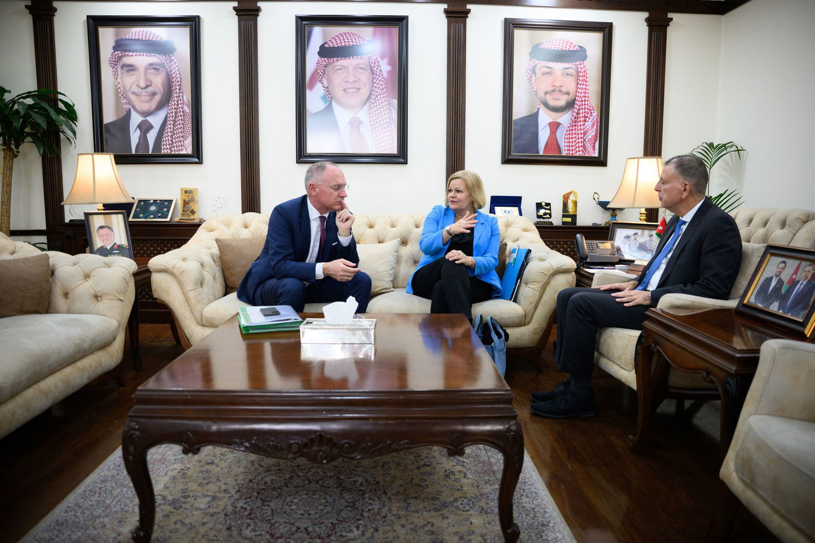 Bundesinnenministerin Faeser ist zusammen mit ihrem österreichischen Amtskollegen Karner zu Gesprächen im Nahen Osten. In Jordanien wurden sie von Innenminister Masen al-Faraja empfangen.