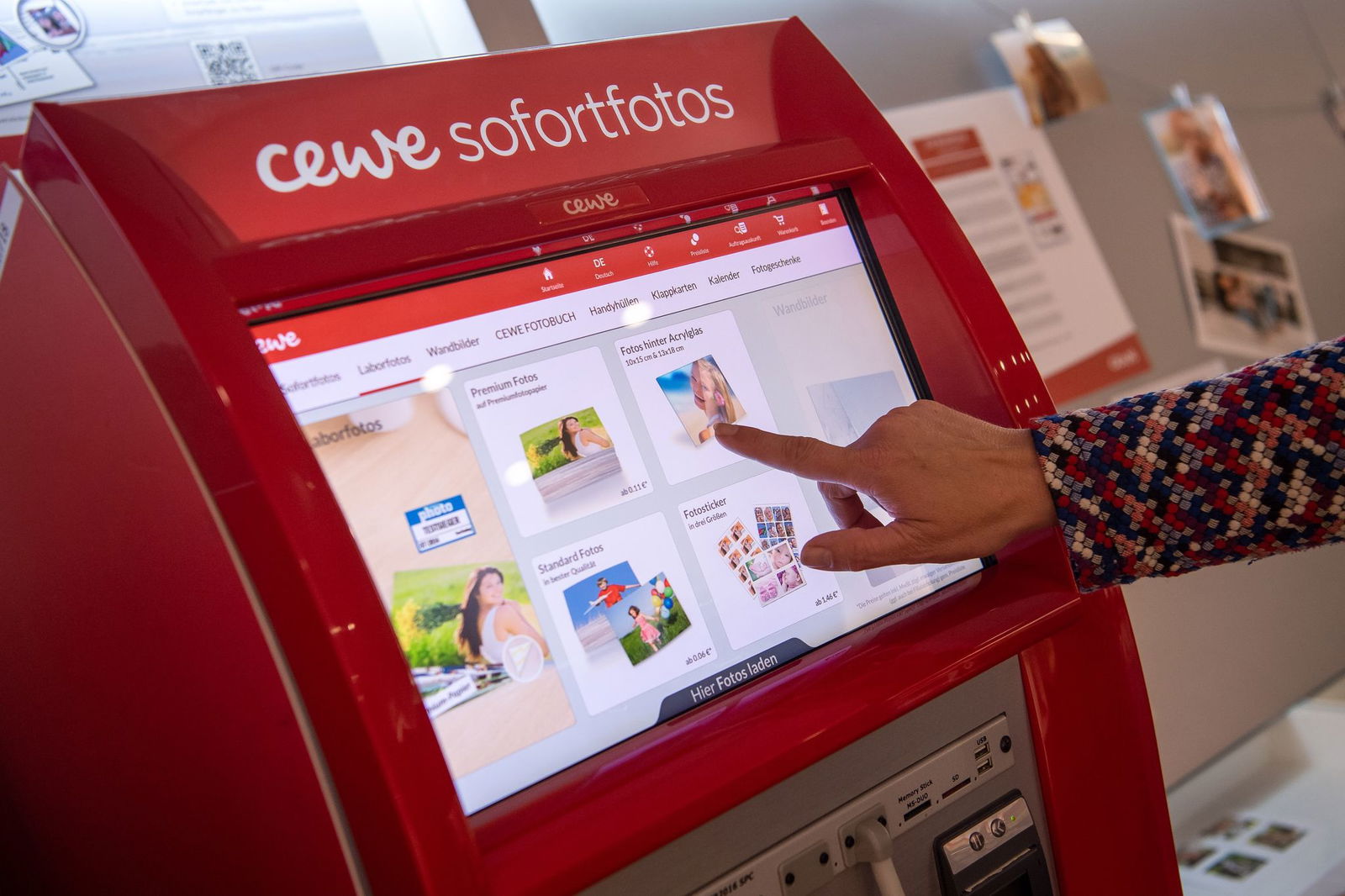 Ausgedruckte Fotos und Fotoalben sind noch immer sehr beliebt. (Archivbild)