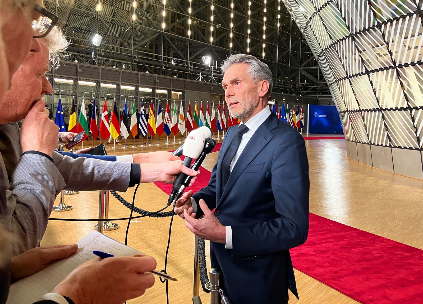 Beim Beantworten von Presse-Fragen zeigte sich der niederländische Ministerpräsident Dick Schoof zufrieden: «Wir hatten auch ein gutes Gespräch über die Ukraine.»