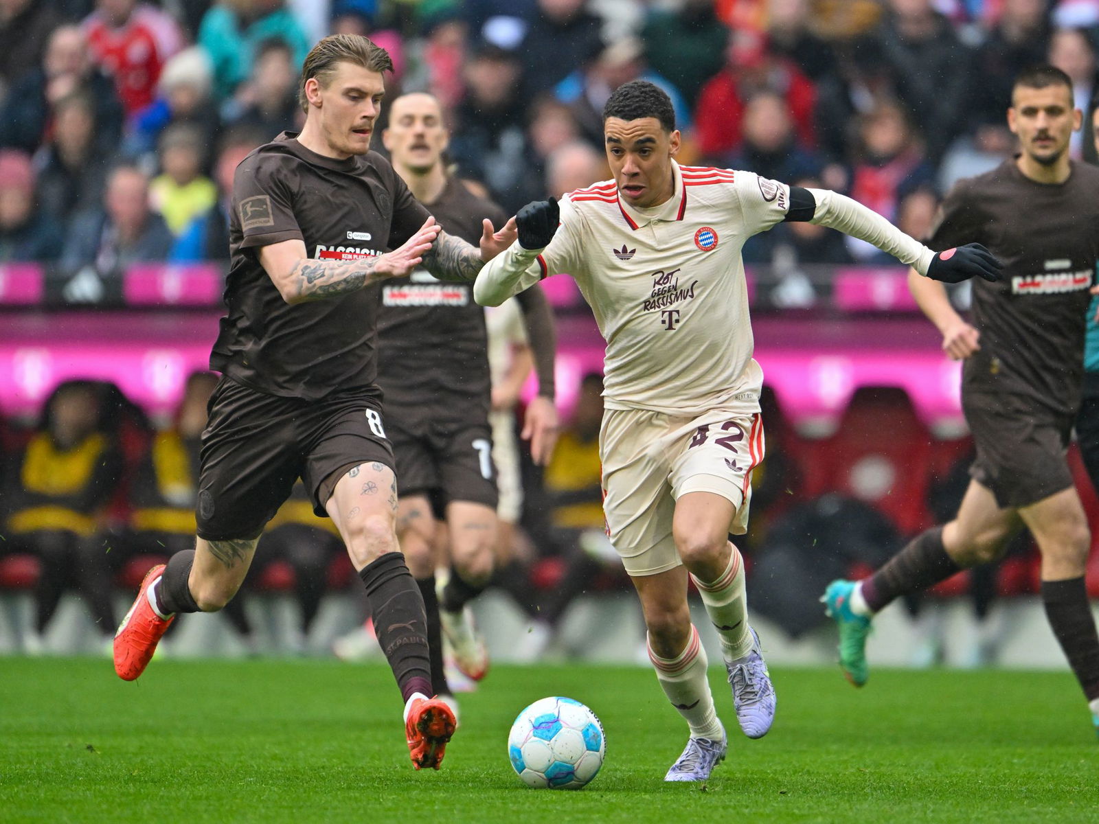 Jamal Musiala (r) trieb das Münchner Spiel immer wieder an.