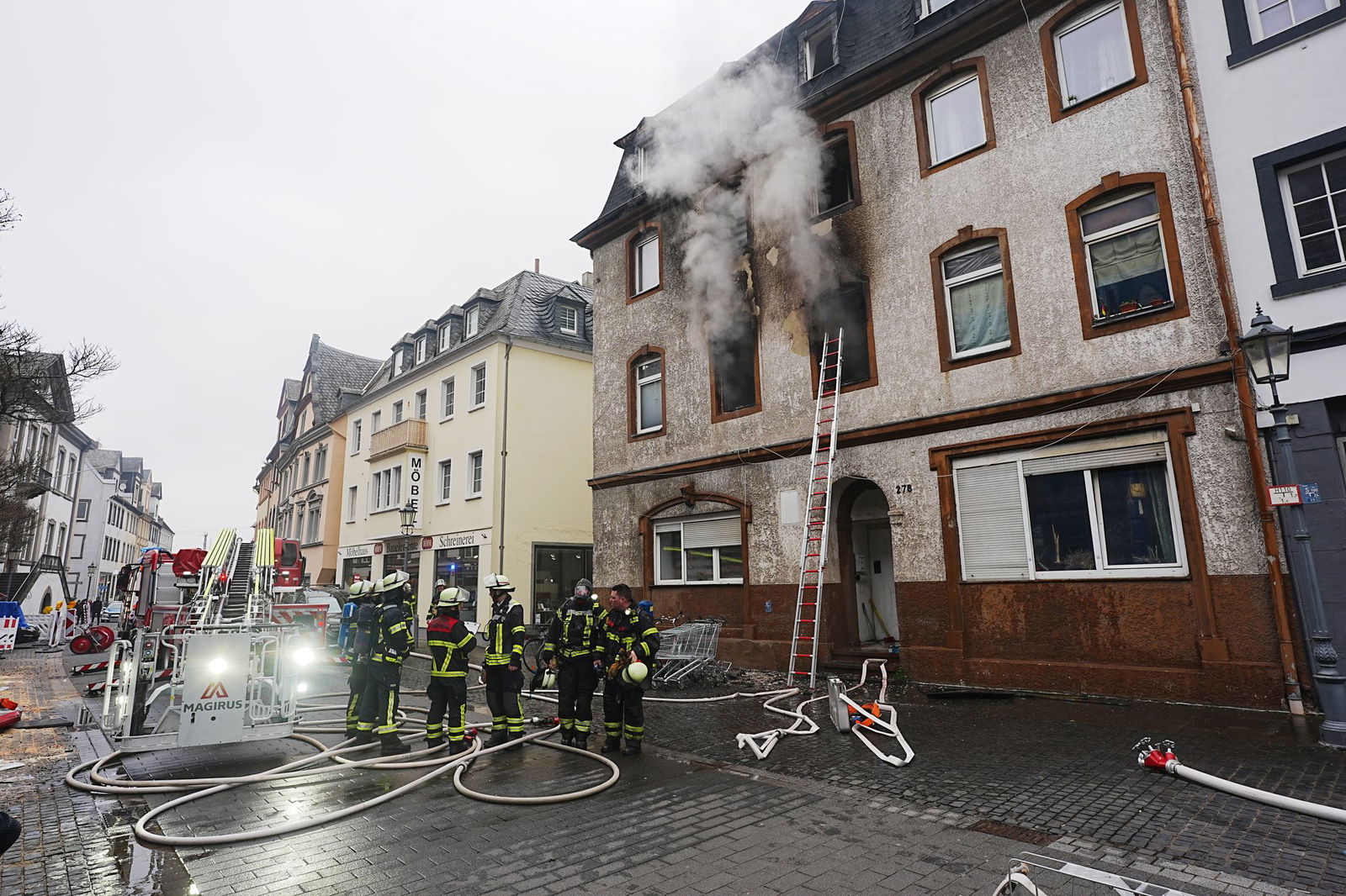 Ruß und Rauch waren an dem Haus deutlich zu erkennen.