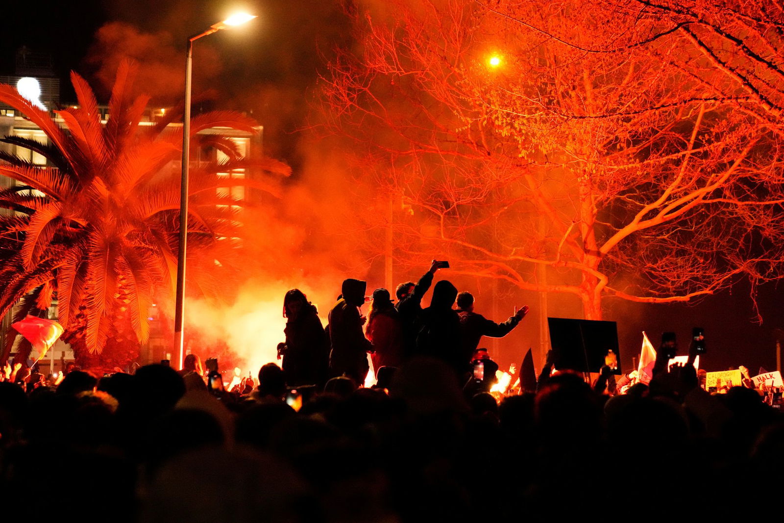Die Demonstranten werfen Erdogan vor, seinen größten Rivalen durch die Festnahme ausschalten zu wollen. 