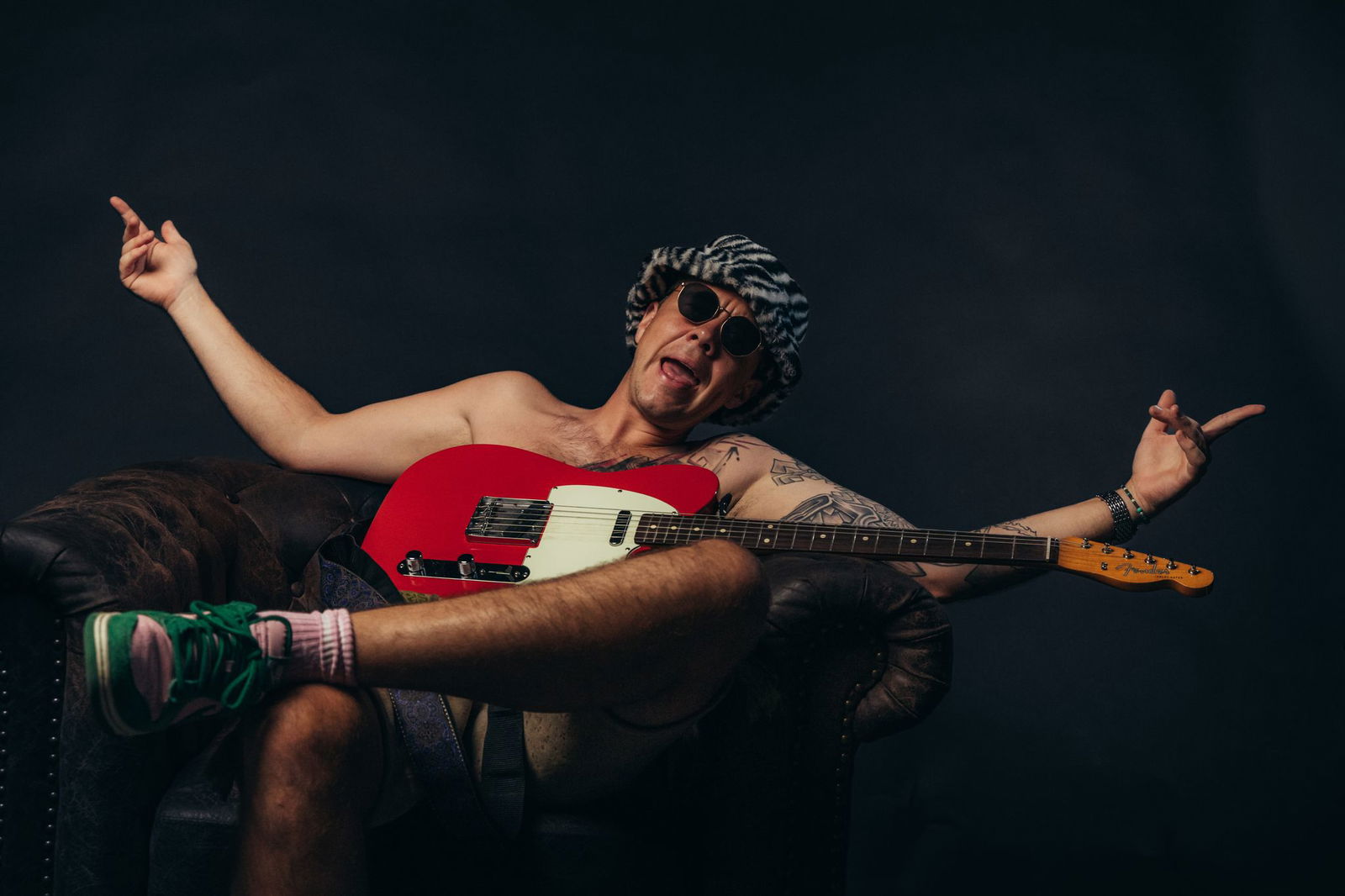 Oimara ist Koch - und stand aufgrund einer Wett als solcher auch schon mal nur mit der Schürze bekleidet im Zwei-Sterne-Restaurant am Herd. (Foto Handout)