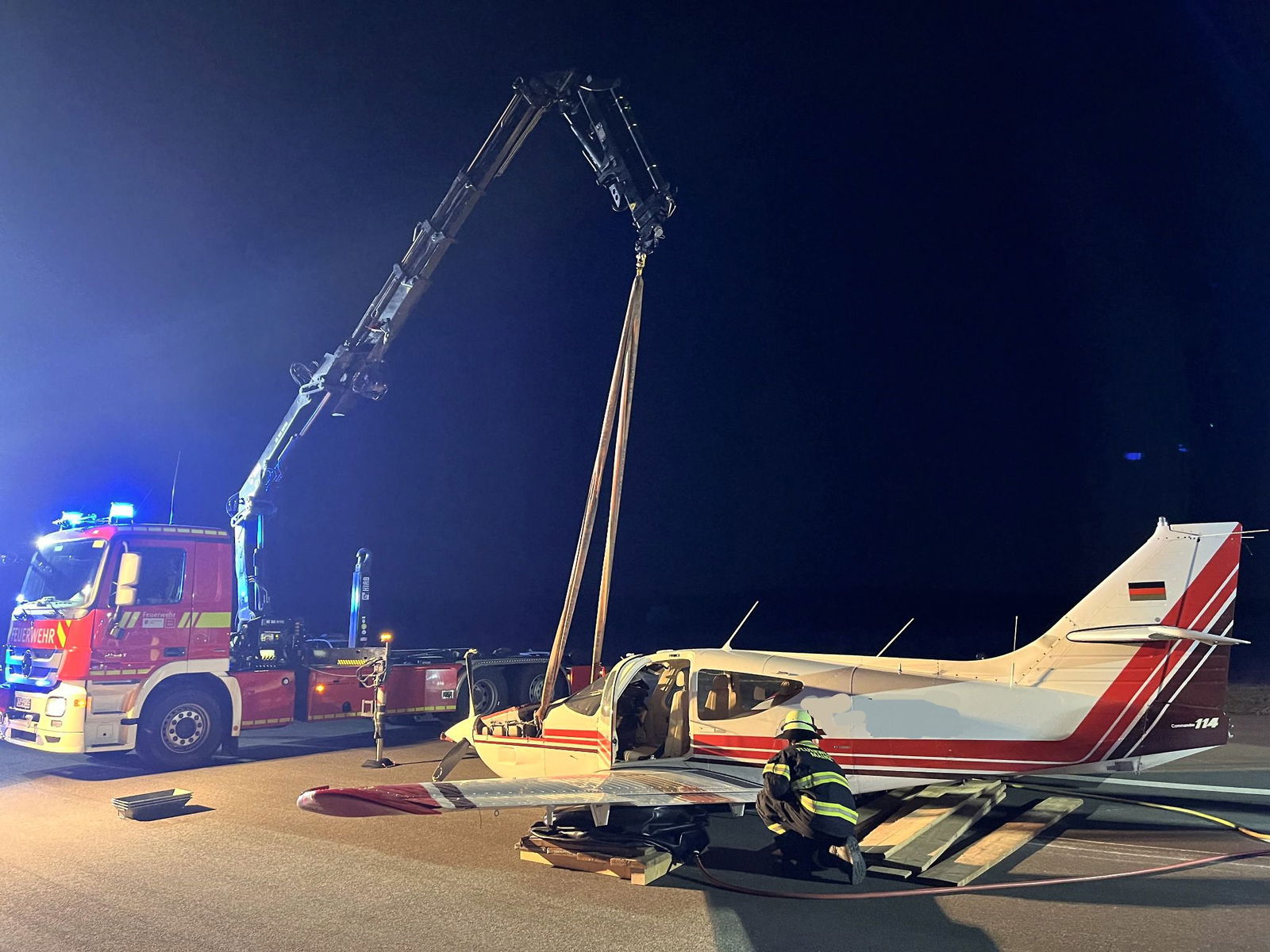 Es dauerte mehrere Stunden, das beschädigte Flugzeug anzuheben. (Handout-Foto)