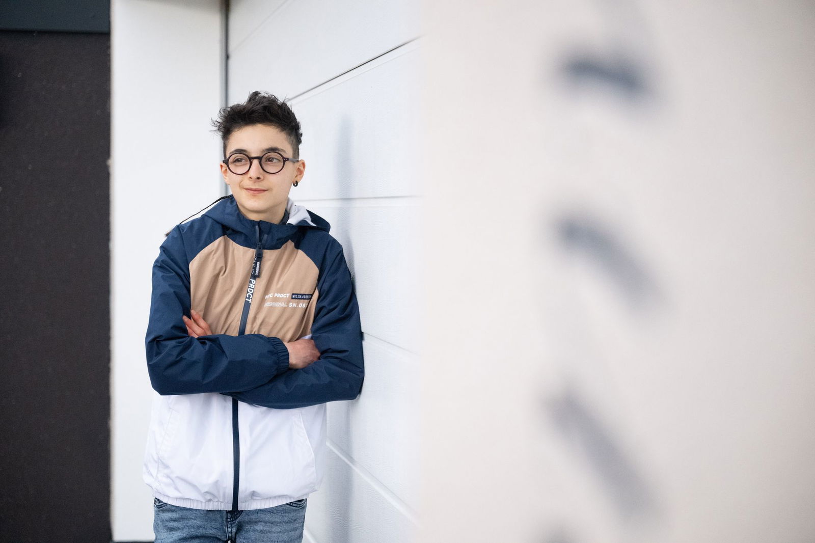 Lio Titos steht vor einem Garagentor.