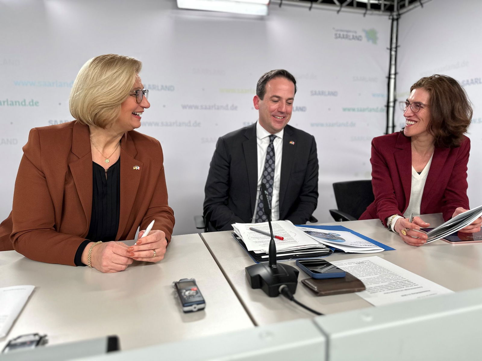 Saar-Ministerpräsidentin Anke Rehlinger (l., SPD) und der Europabevollmächtigte David Lindemann hatten mit Expertin Claire Demesmay vor zwei Monaten die Frankreich-Strategie+ vorgestellt. Jetzt ging es um die Umsetzung mit einer frankophonen Erweiterung…