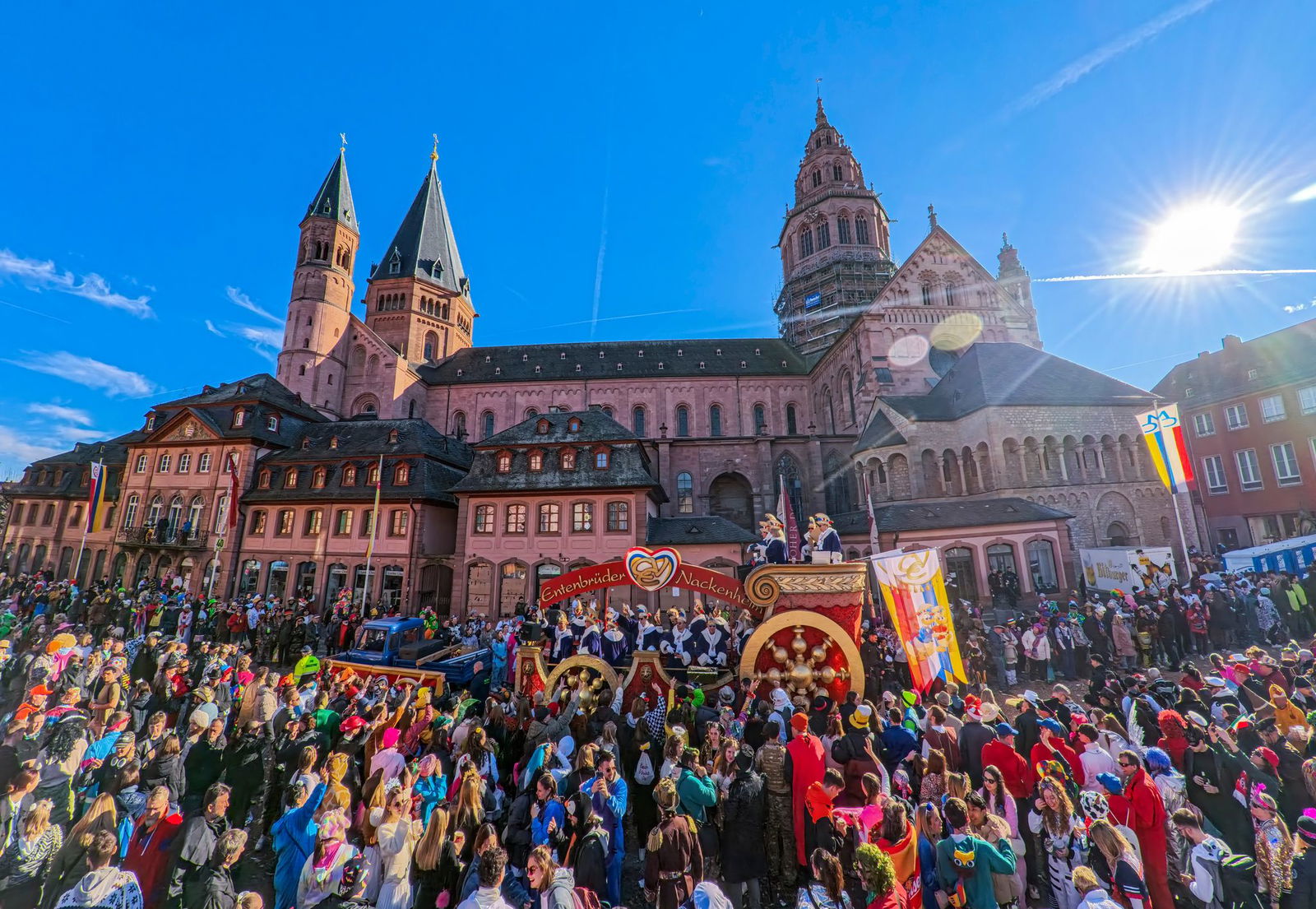 Fröhlich und friedlich feiern Hunderttausende beim Rosenmontagsumzug in Mainz.