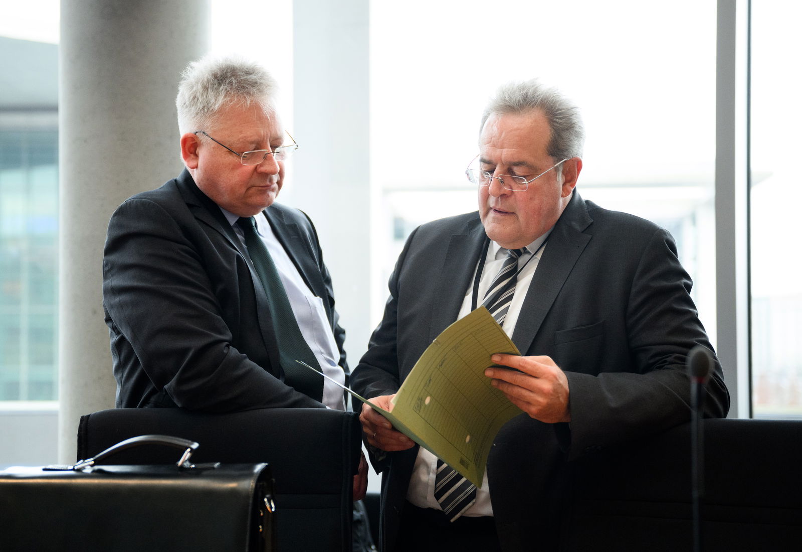 Bruno Kahl (l), Präsident des Bundesnachrichtendienstes (BND) und Bundespolizeipräsident Dieter Romann unterhalten sich.