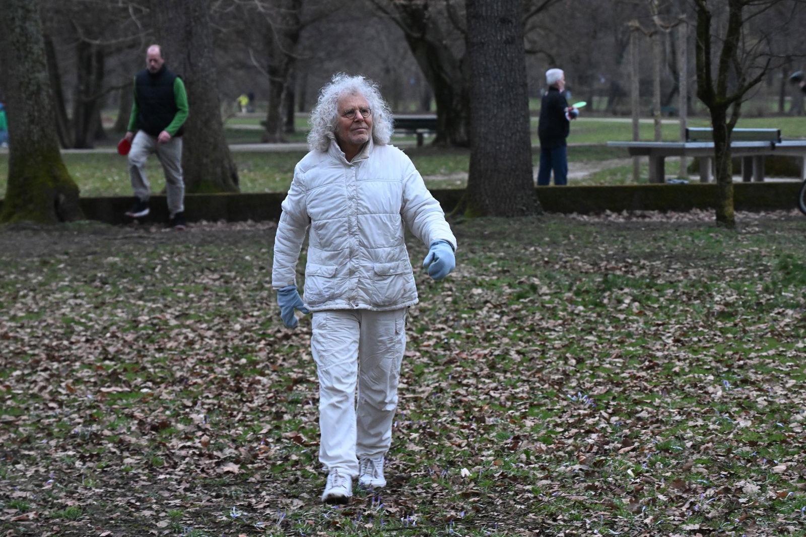 Der Alt-68-er Rainer Langhans beim Spaziergang im Park in München. 