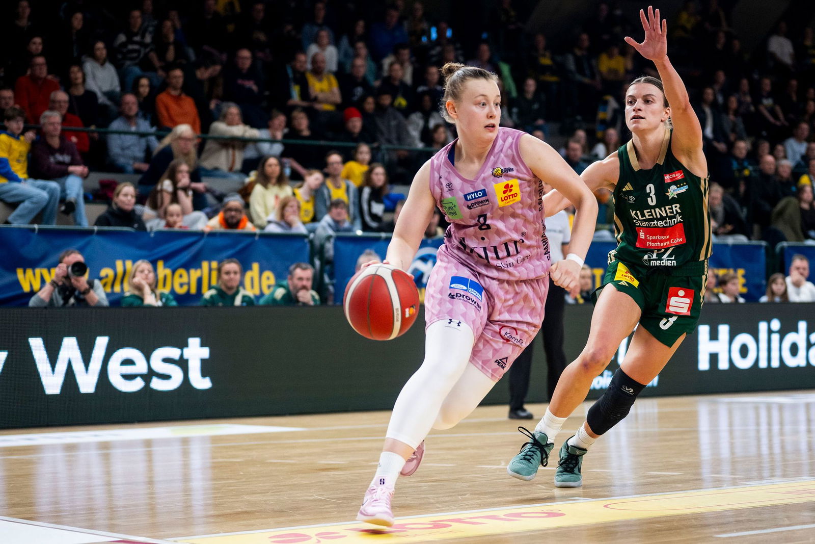 Saarlouis Roosa Lehtoranta (l.) auf zieht gegen Kelterns Alexandra Wilke zum Korb