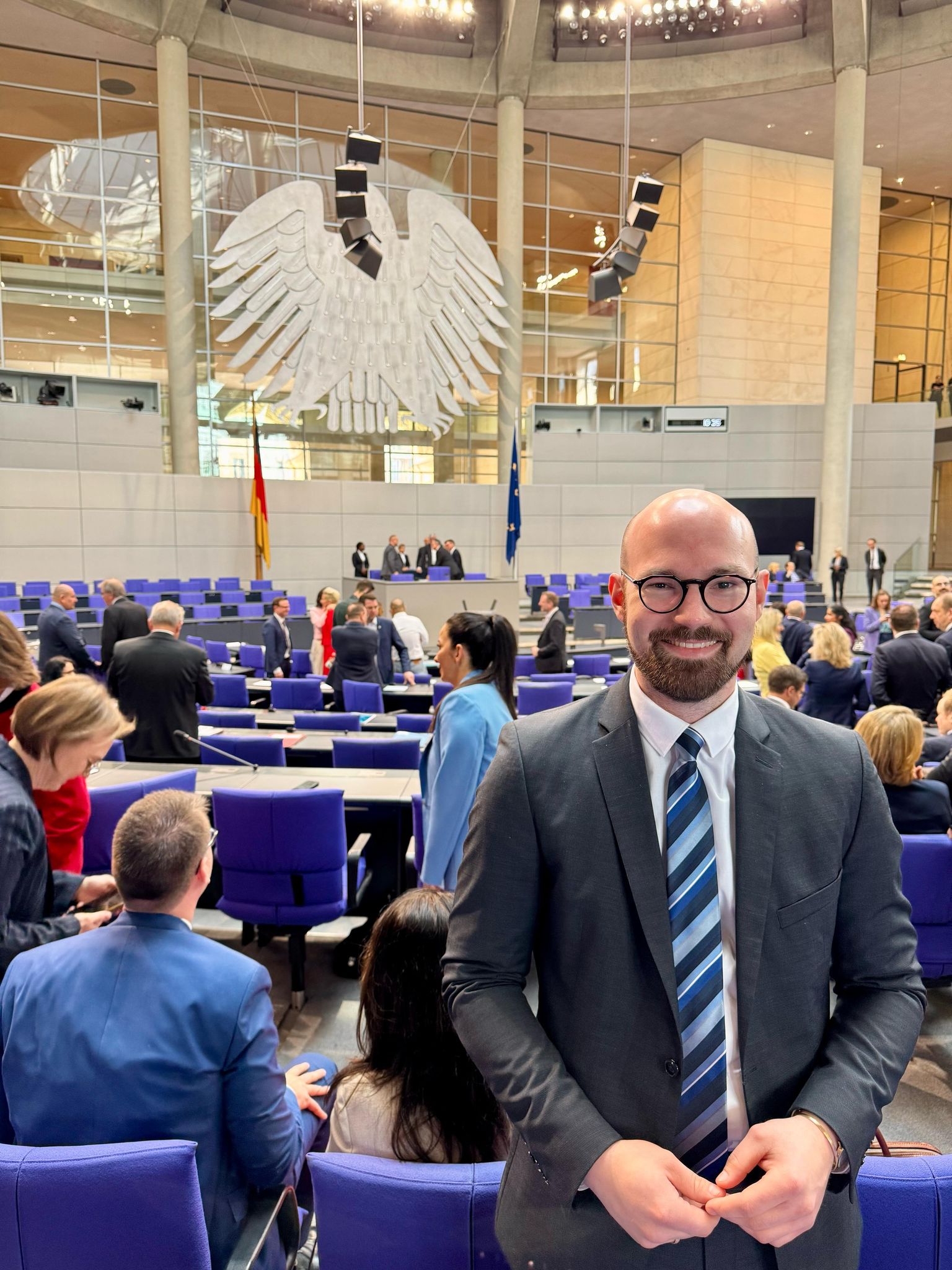 Ein Südpfälzer half aus: Thomas Gebhart (CDU) lieh seinem Landsmann einen seiner Halsbinder.