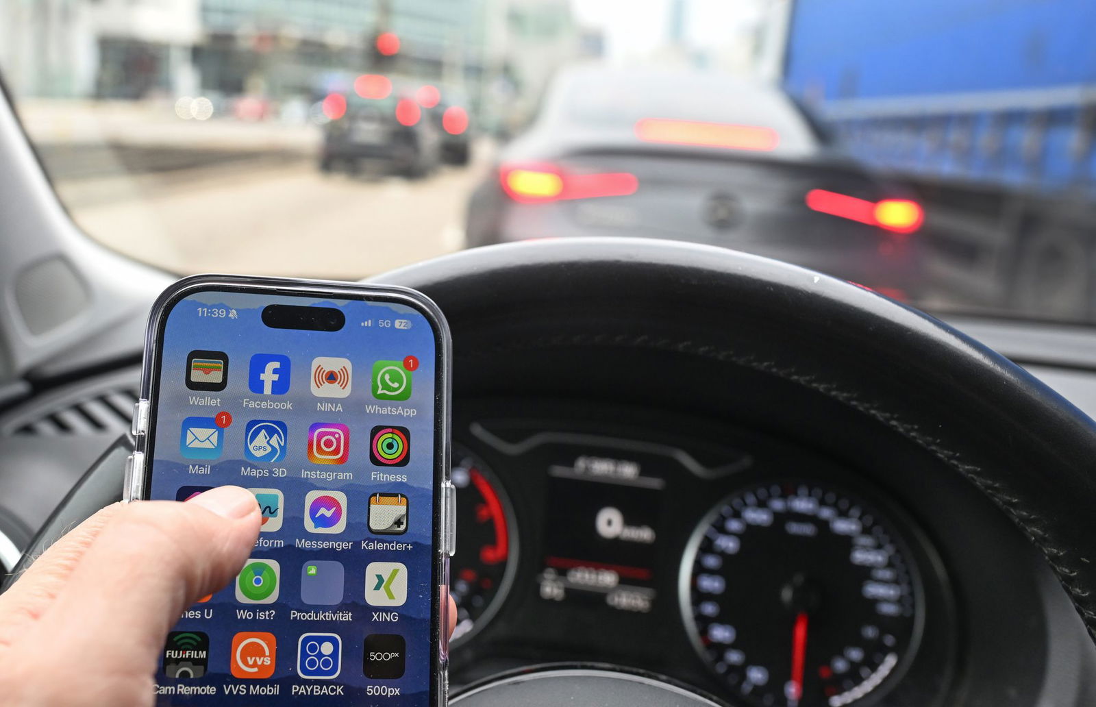 Handy am Steuer - bloß nicht! (Foto-Archiv)