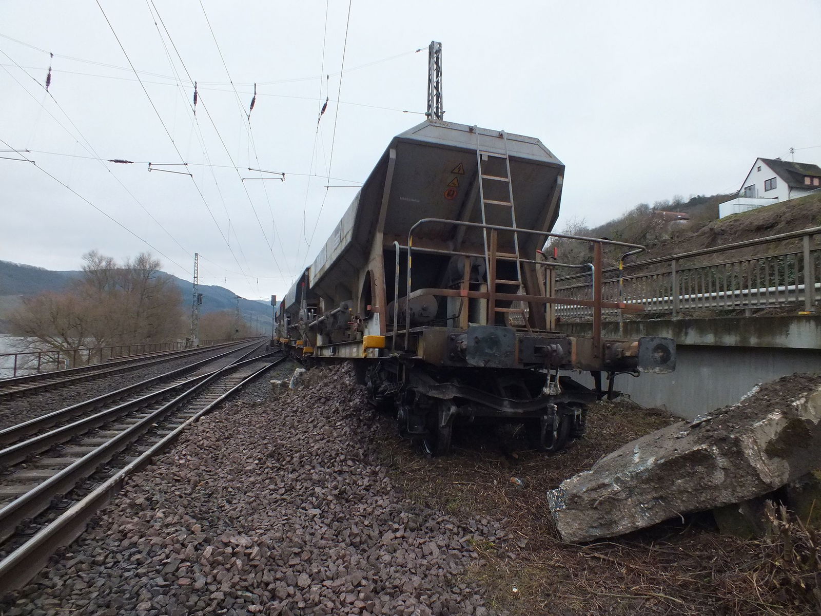 Für die Bergung des Zuges und der Betonteile wird schweres Gerät benötigt. 