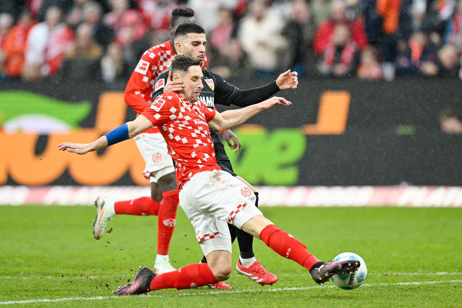 Der Mainzer Dominik Kohr (vorne) kehrt nach abgelaufener Sperre gegen Mönchengladbach zurück.