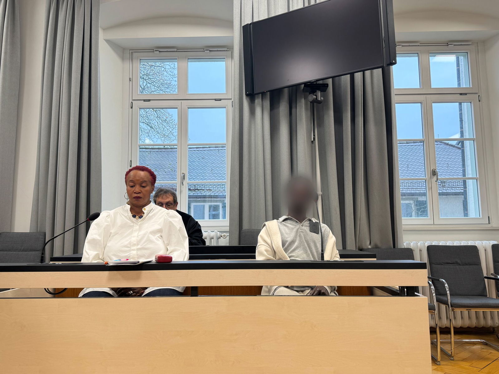 Vor Gericht gestand der Angeklagte (rechts, neben einer Dolmetscherin auf der Anklagebank), zeigte aber keine Reue. 