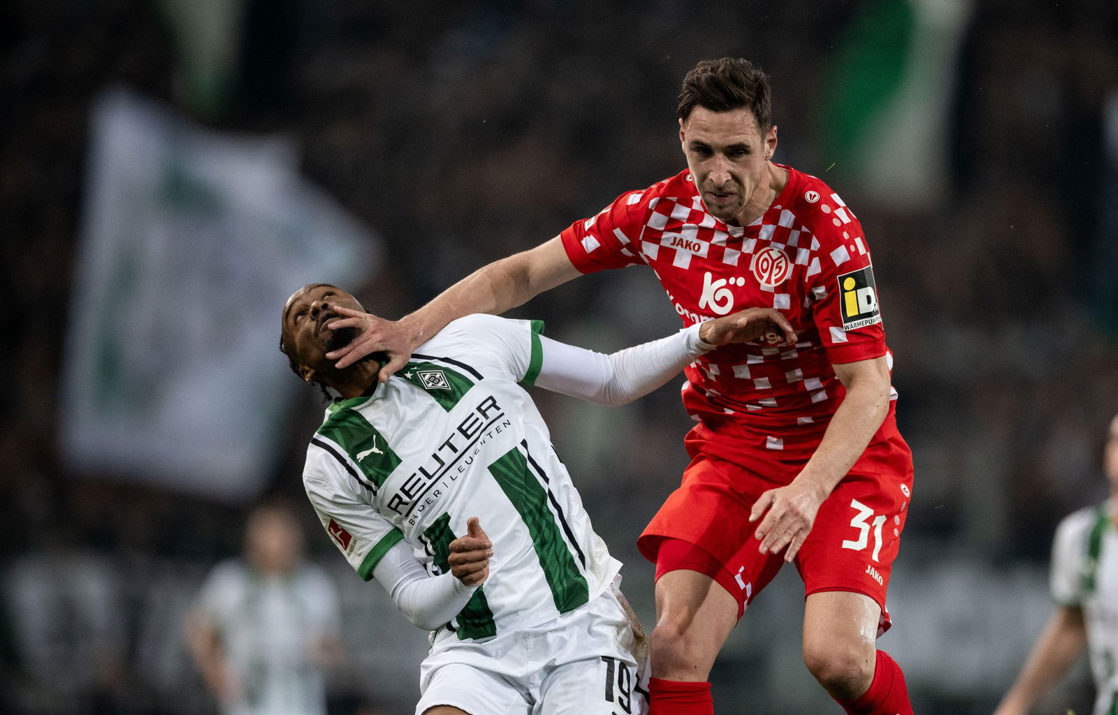 Dominik Kohr (r.) langt oft zu.