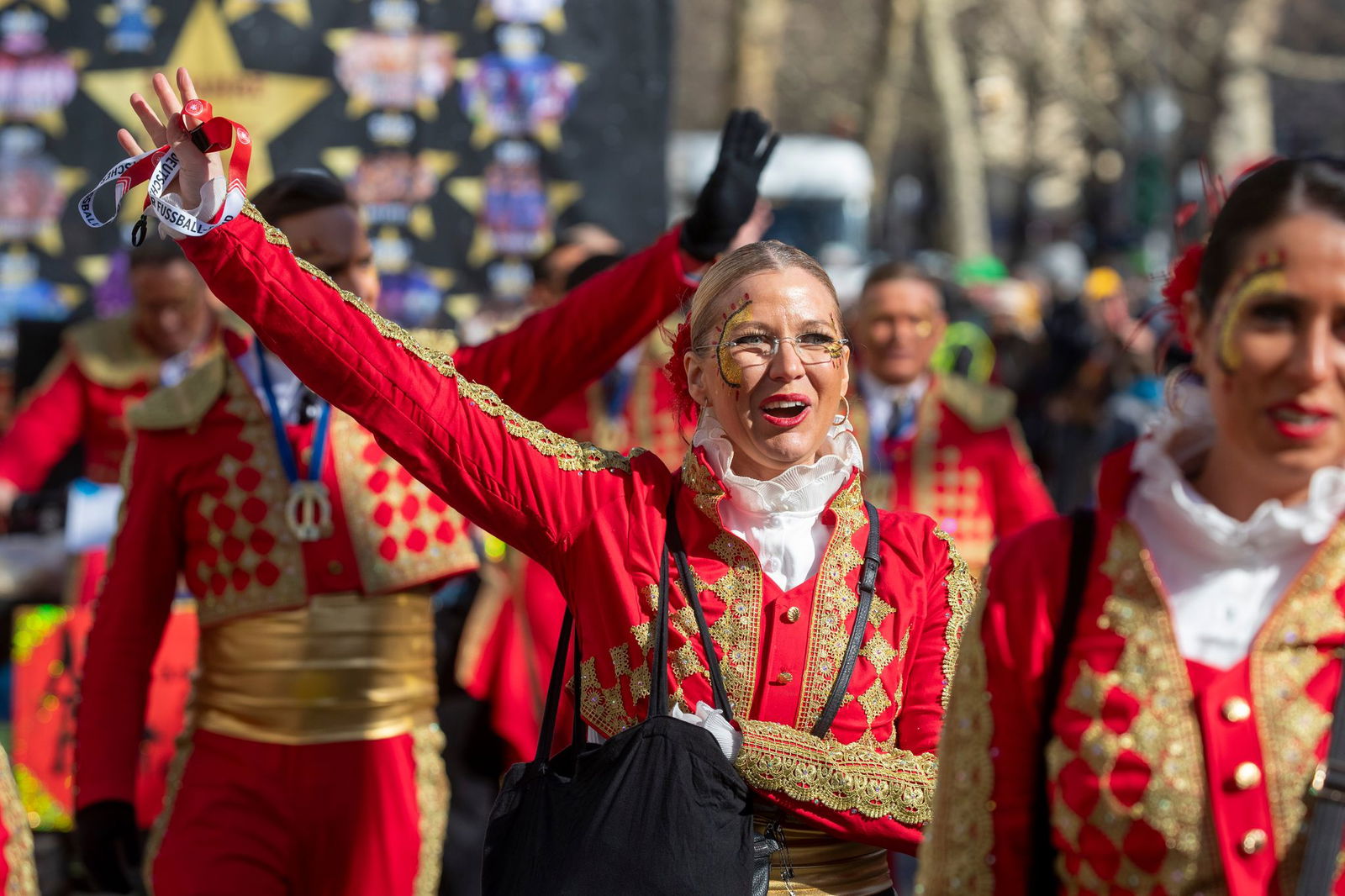 Rund 9.500 Teilnehmerinnen und Teilnehmer sind beim Rosenmontagsumzug dabei.