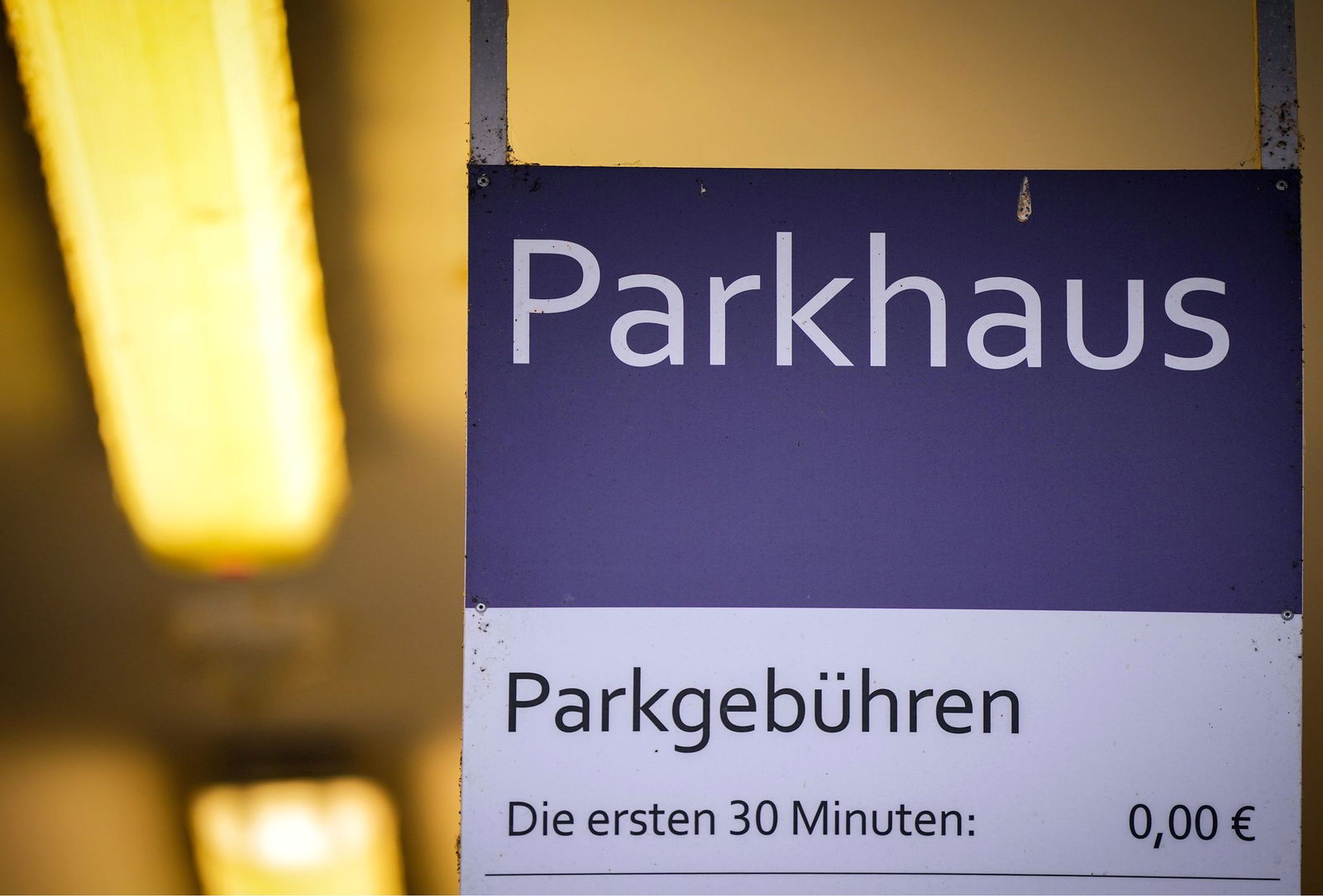 Ein Mann ist in einem Parkhaus in Heidelberg angegriffen worden. (Symbolbild)