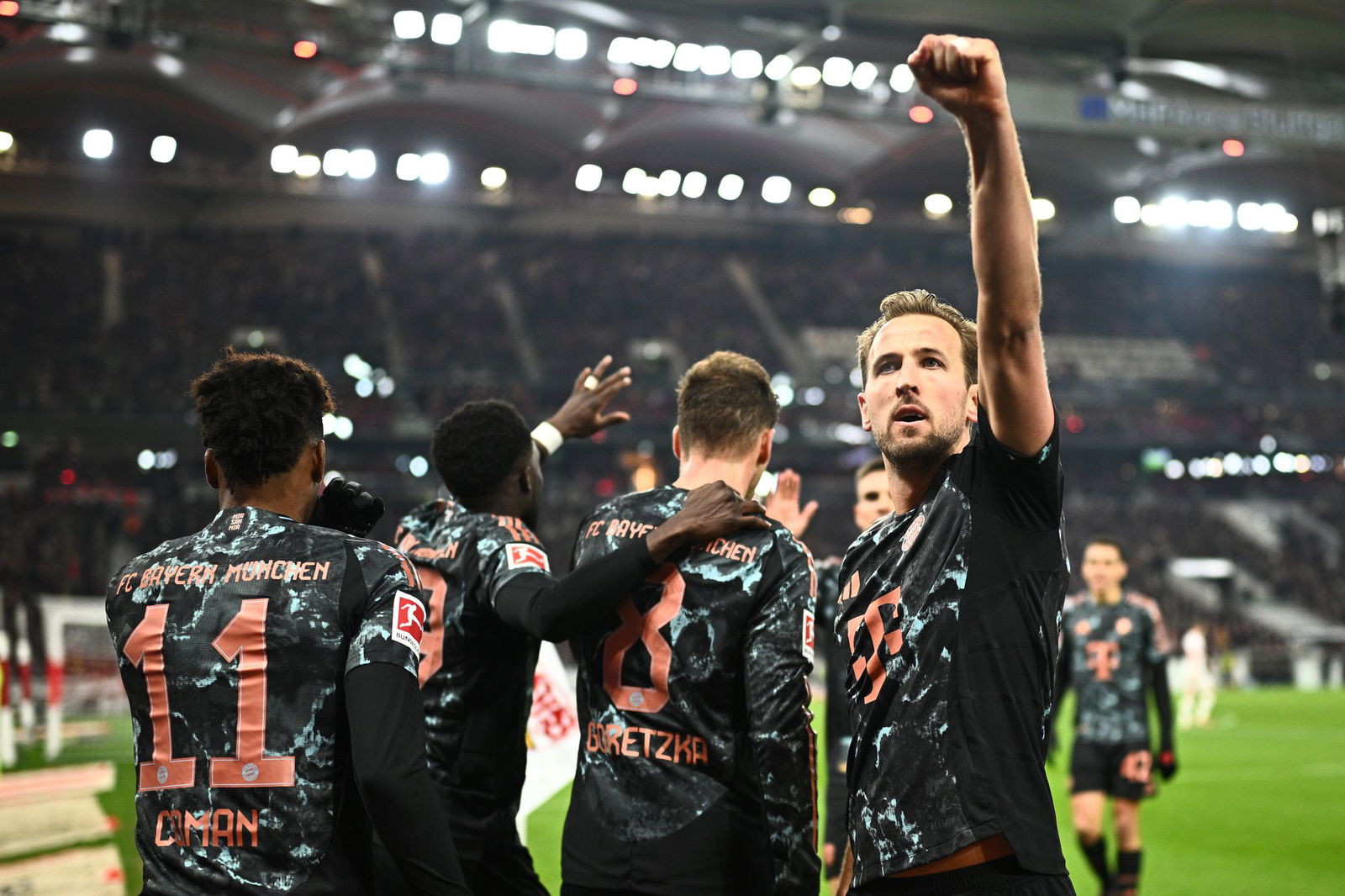 Die Bayern um Stürmerstar Harry Kane (r.) steuern auf den Meistertitel zu.