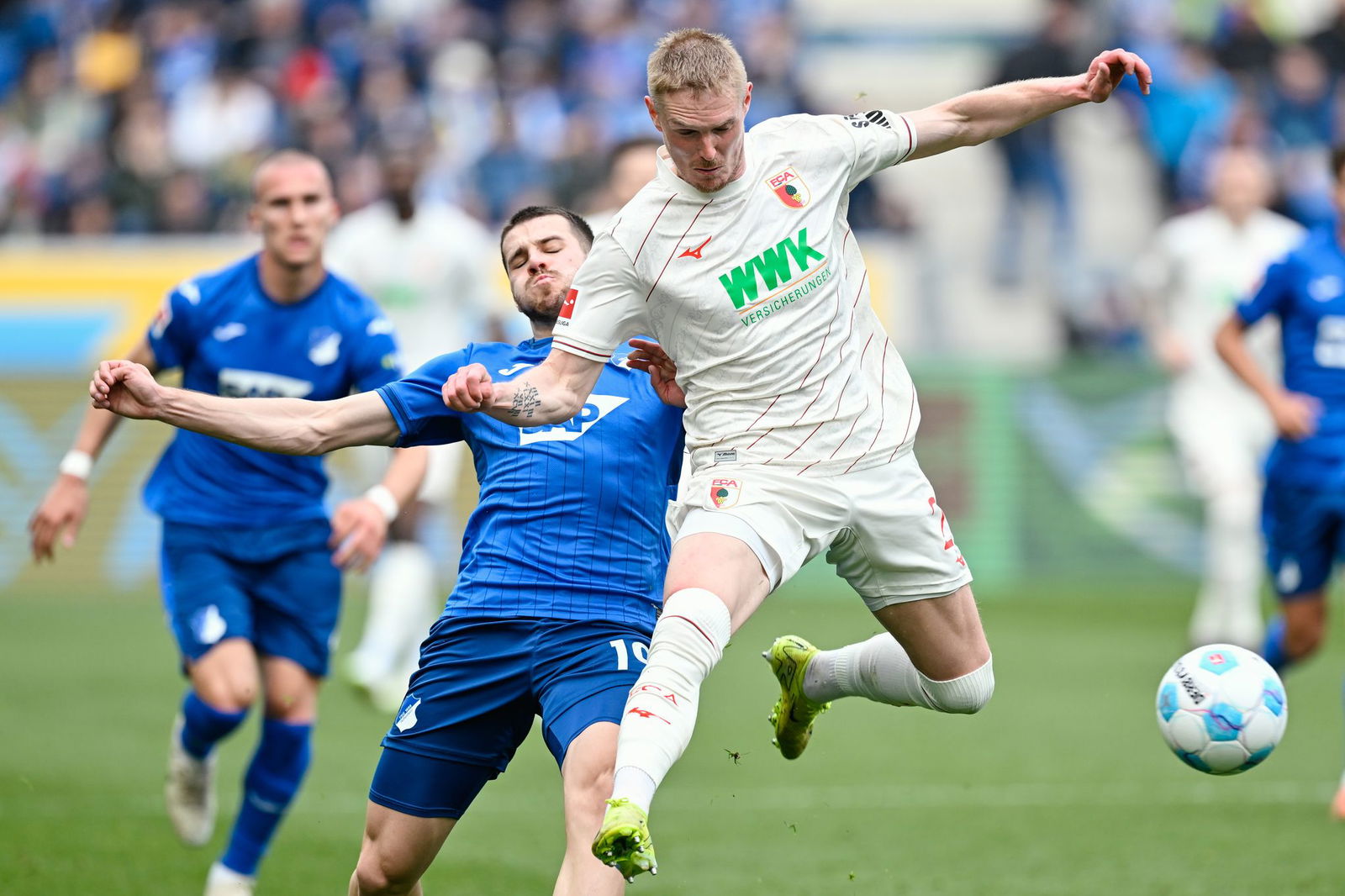 Verbissener Kampf um den Ball: Hoffenheims Jurasek (li.) und Augsburgs Fredrik Jensen 