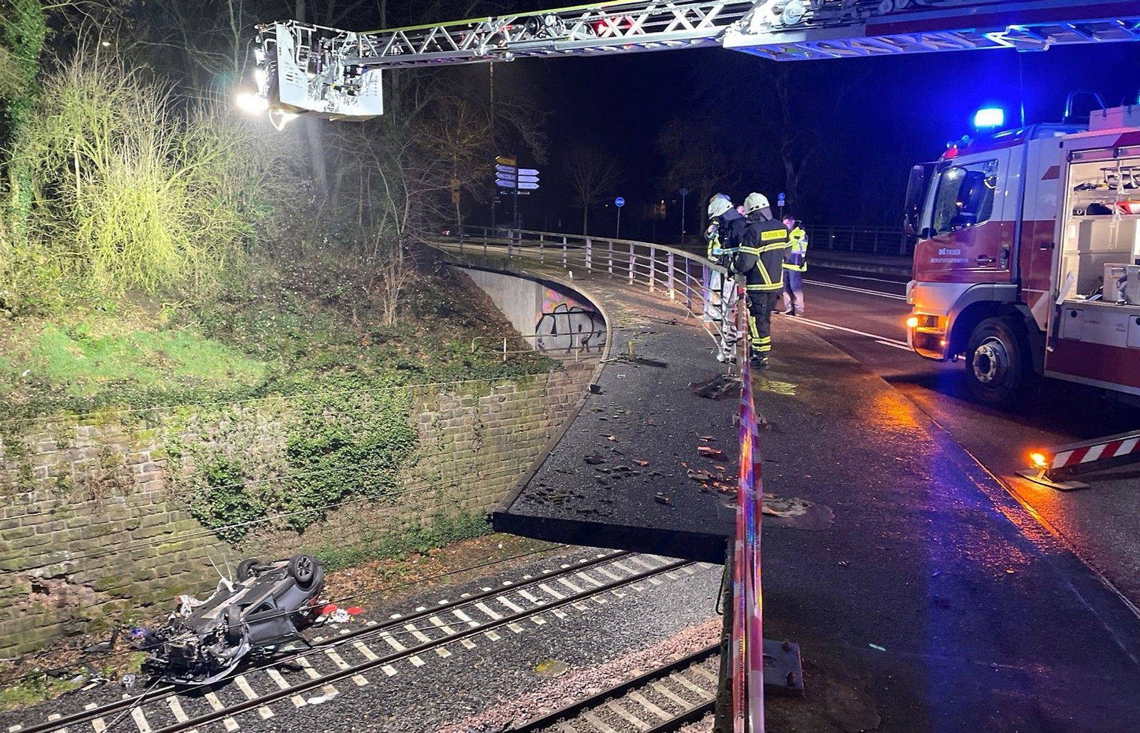 Das Auto stürzte fünf Meter tief auf Bahngleise.
