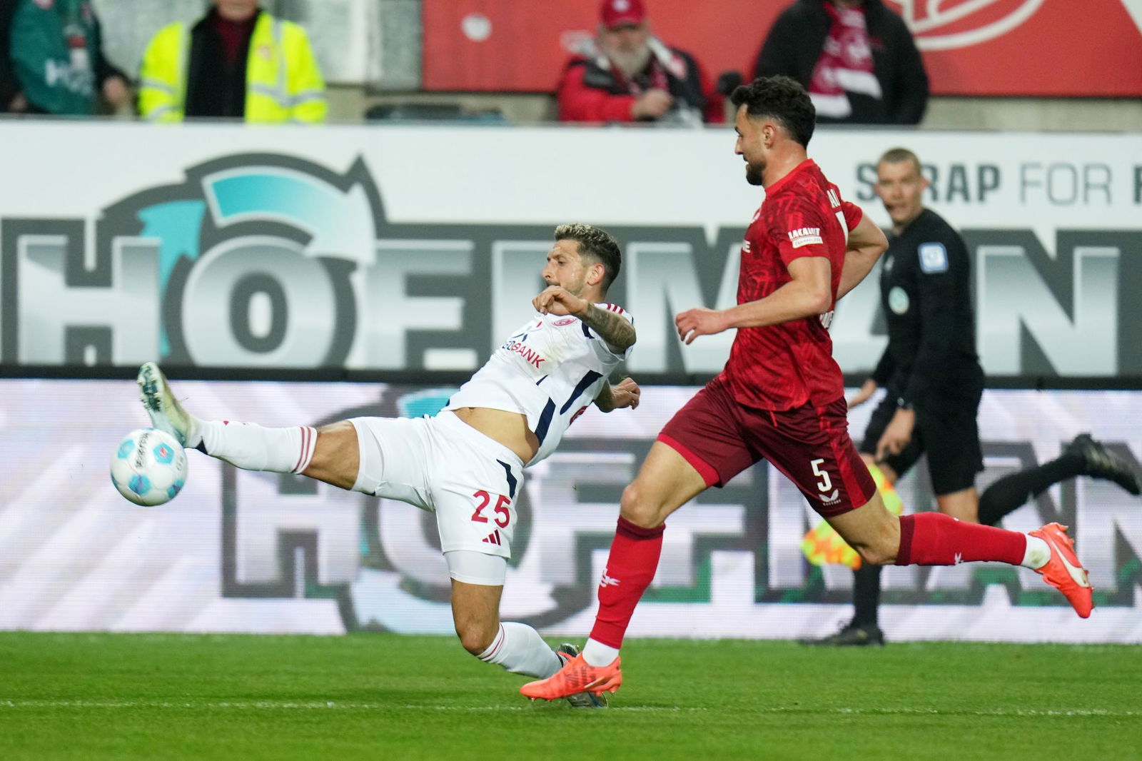 Kampf um jeden Ball im Spiel Kaiserslautern gegen Düsseldorf.