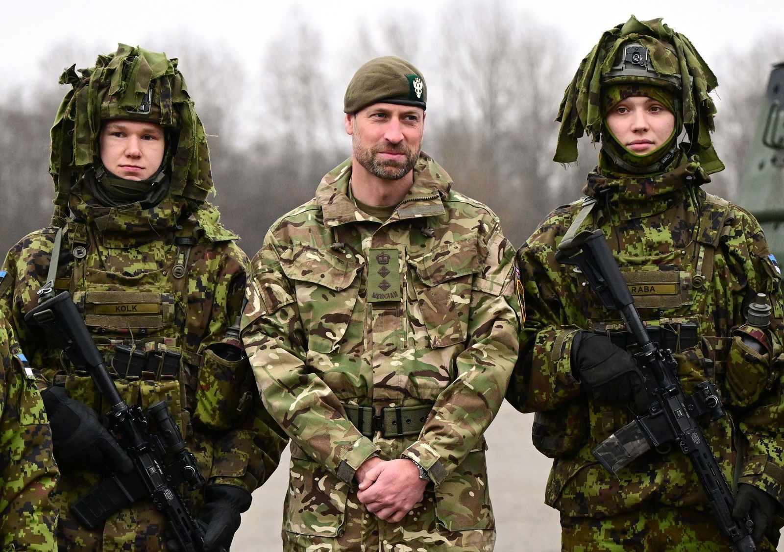 Prince William mit zwei Soldaten der Armee Estlands.