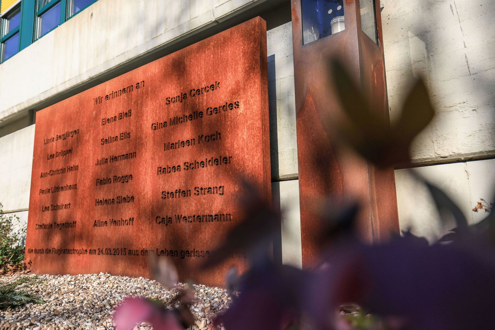 Die Namen der 18 Toten aus Haltern sind aus dem Stahl herausgeschnitten - ein Symbol dafür, dass auch die 16 Schülerinnen und Schüler und ihre zwei Lehrerinnen aus der Schulgemeinschaft herausgerissen wurden.