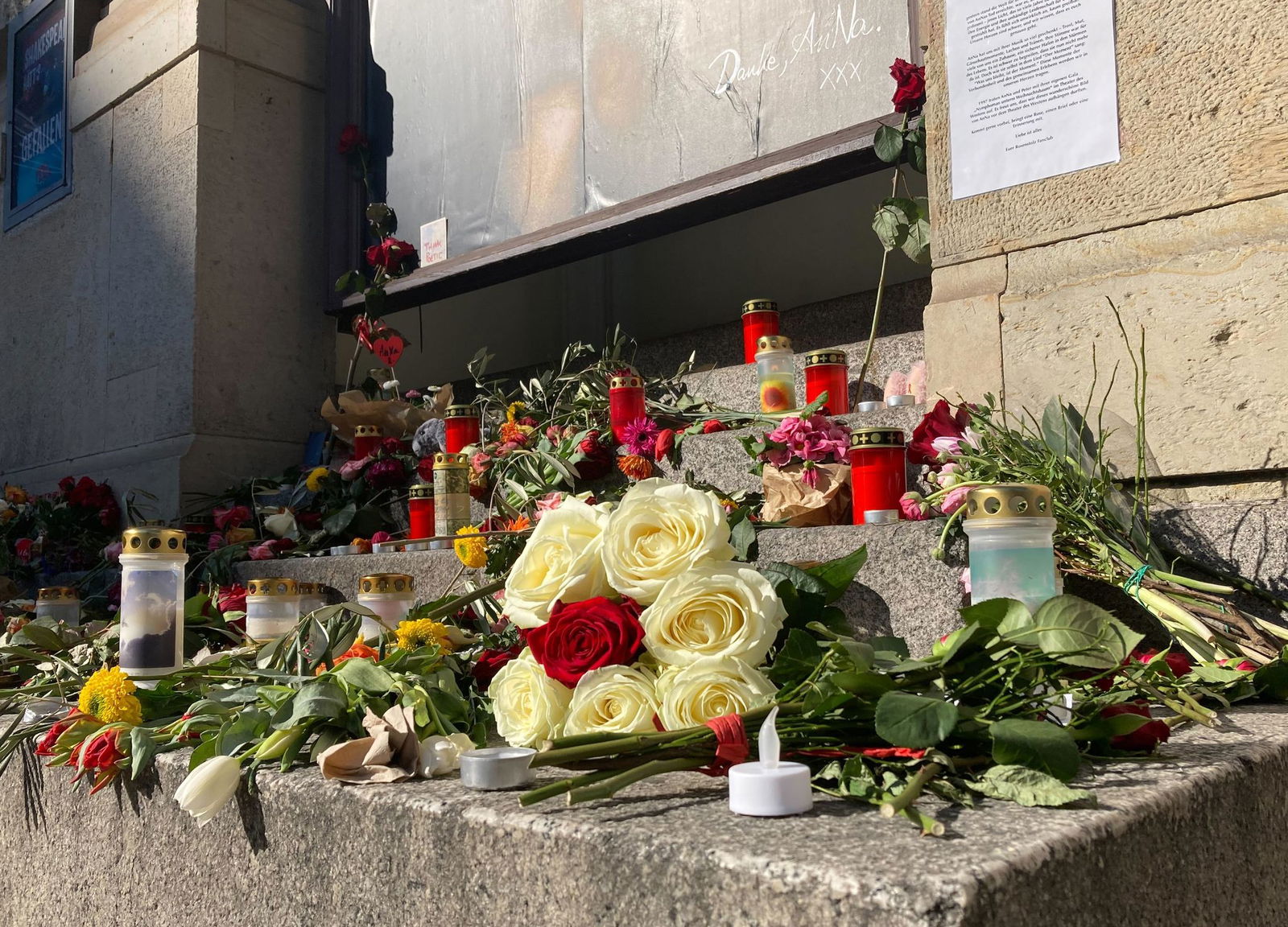 Am Theater des Westens können Fans Blumen in Erinnerung an Anna R. niederlegen.