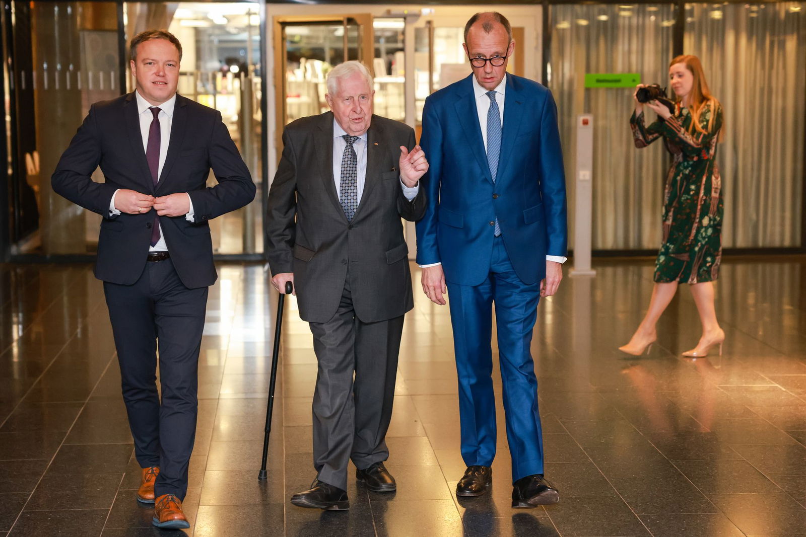 Thüringens Regierungschef Mario Voigt würdigt die Verdienste von Ex-Ministerpräsident Bernhard Vogel (beide CDU). (Archivbild)