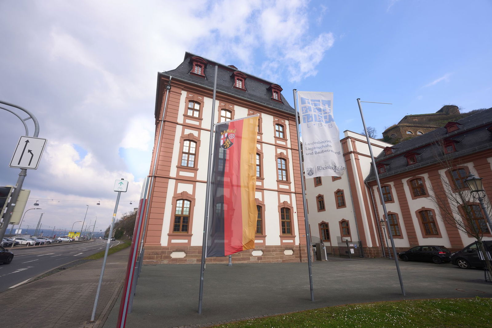 Für den Tag der Trauerfeier war Trauerbeflaggung angeordnet worden.