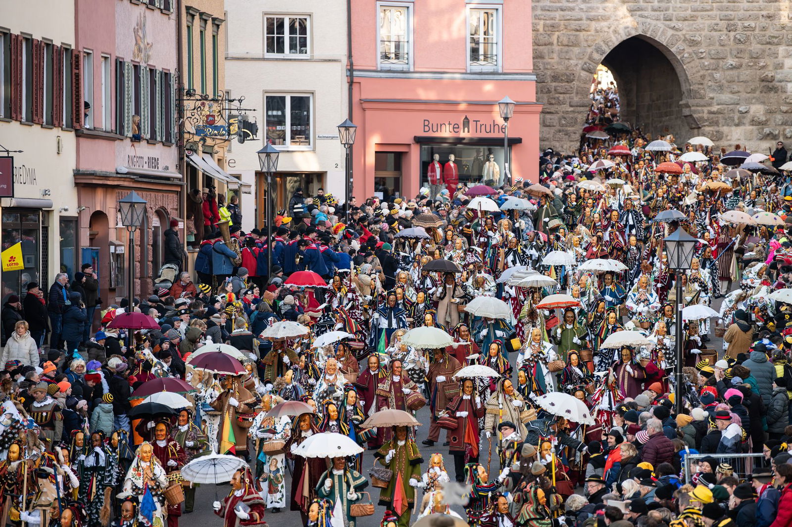 Tausende Zuschauer begleiten in Rottweil den traditionellen Narrensprung.  