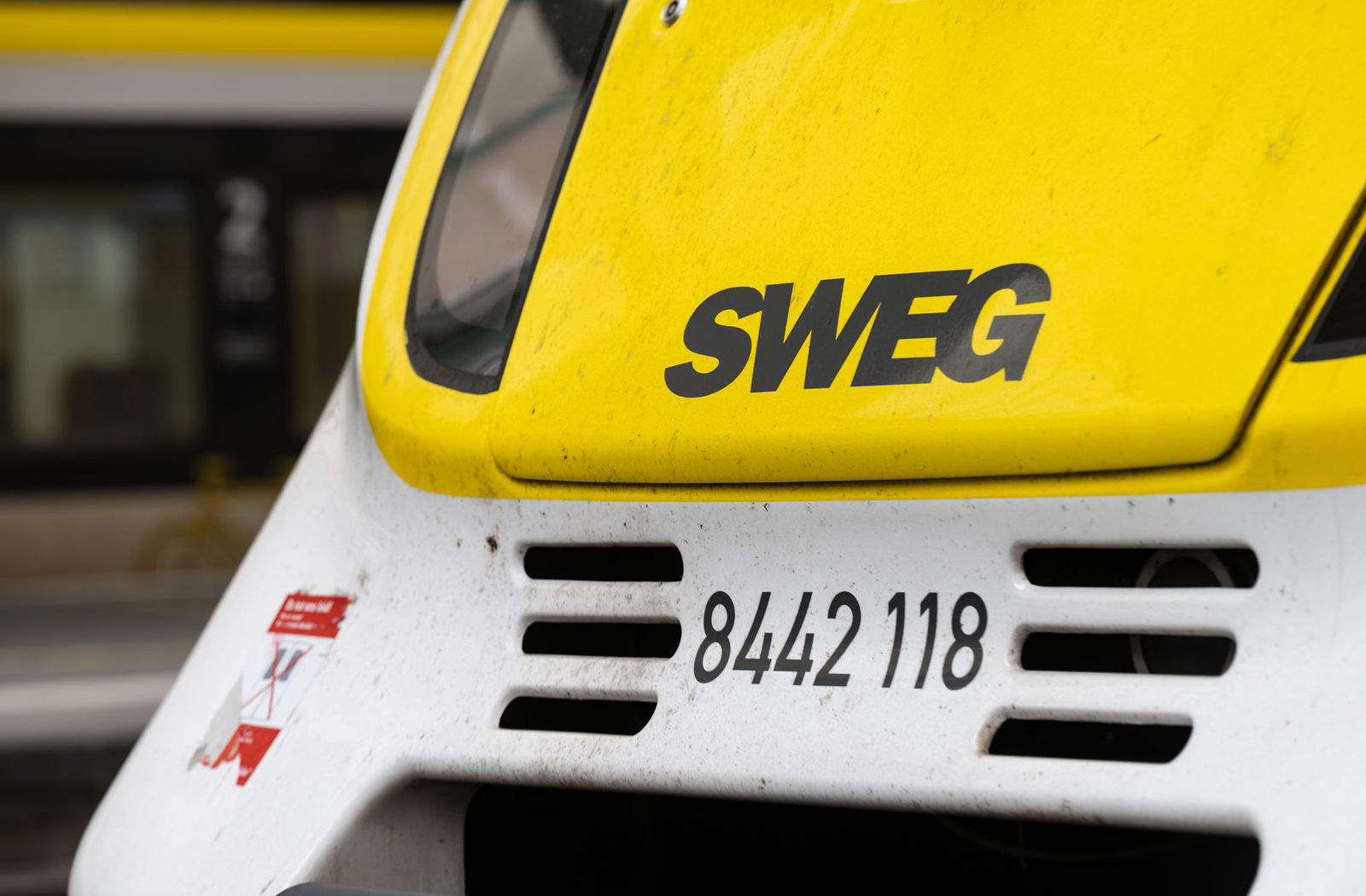 Ein Regionalexpress des Bahnunternehmens SWEG hat auf der Fahrt zwischen Mannheim und Heidelberg eine Tür verloren. (Archivbild)