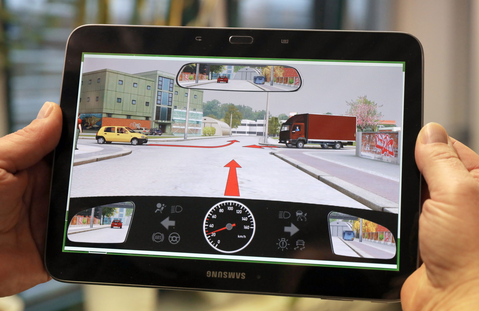 Eine Aufgabe der theoretischen Führerscheinprüfung auf einem Tablet