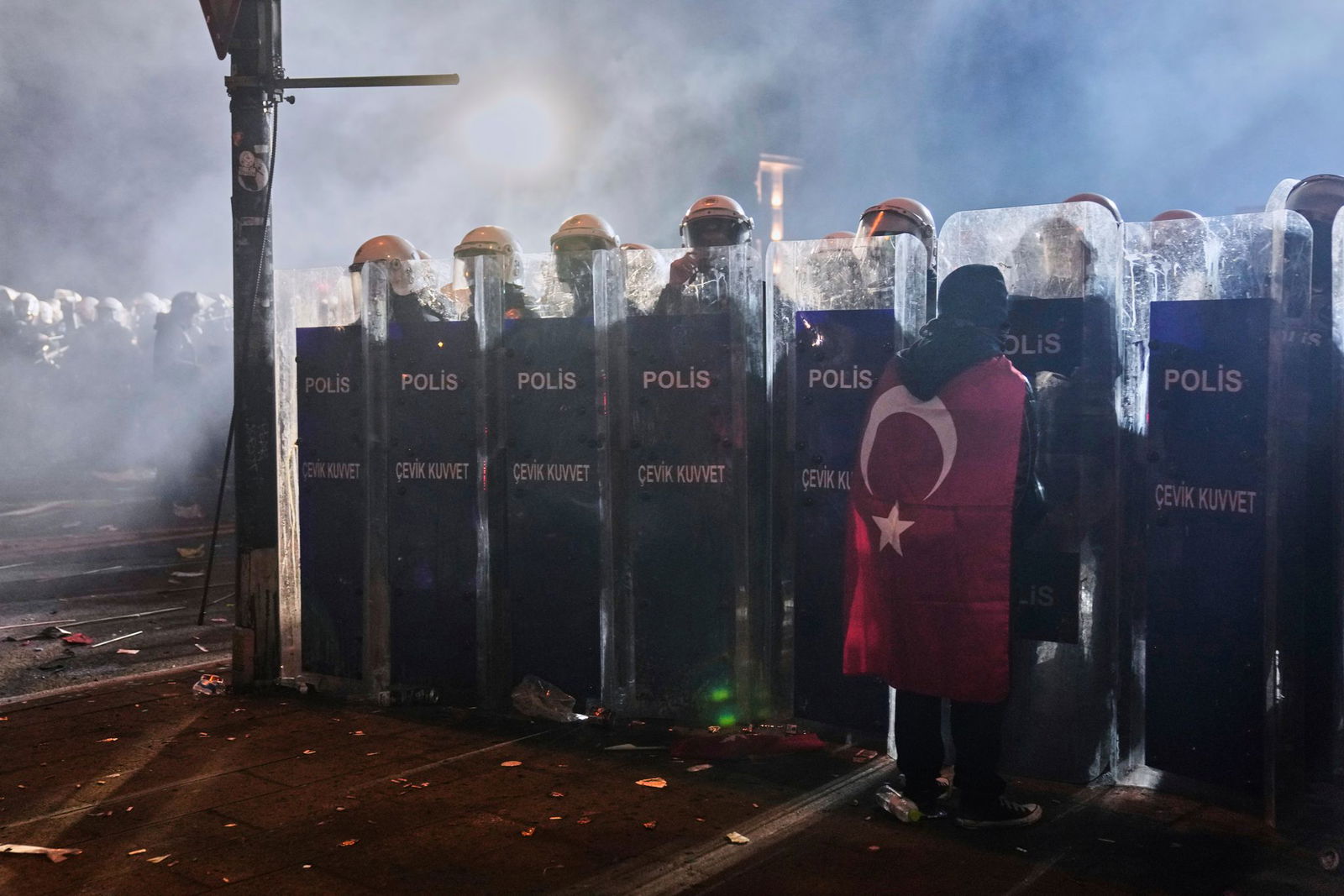 Die Polizei beklagt mehr als 120 verletzte Beamte. 