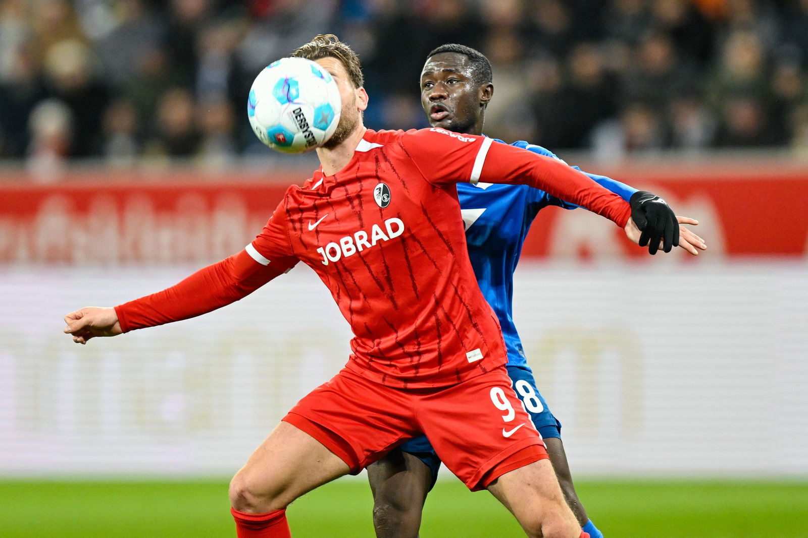 Mittelfeldabräumer Diadie Samassékou (re.) ist wieder fit