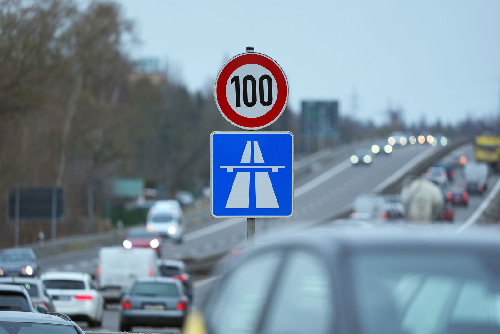 Wer eine Panne auf der Autobahn hat, sollte sich schnellstmöglich hinter die Leitplanke begeben. (Symbolbild) 
