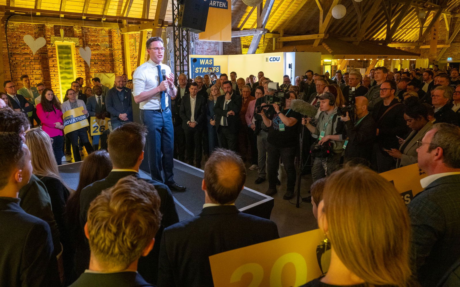 Der 36-Jährige ließ sich in einem Feststadl in seiner Heimat feiern.