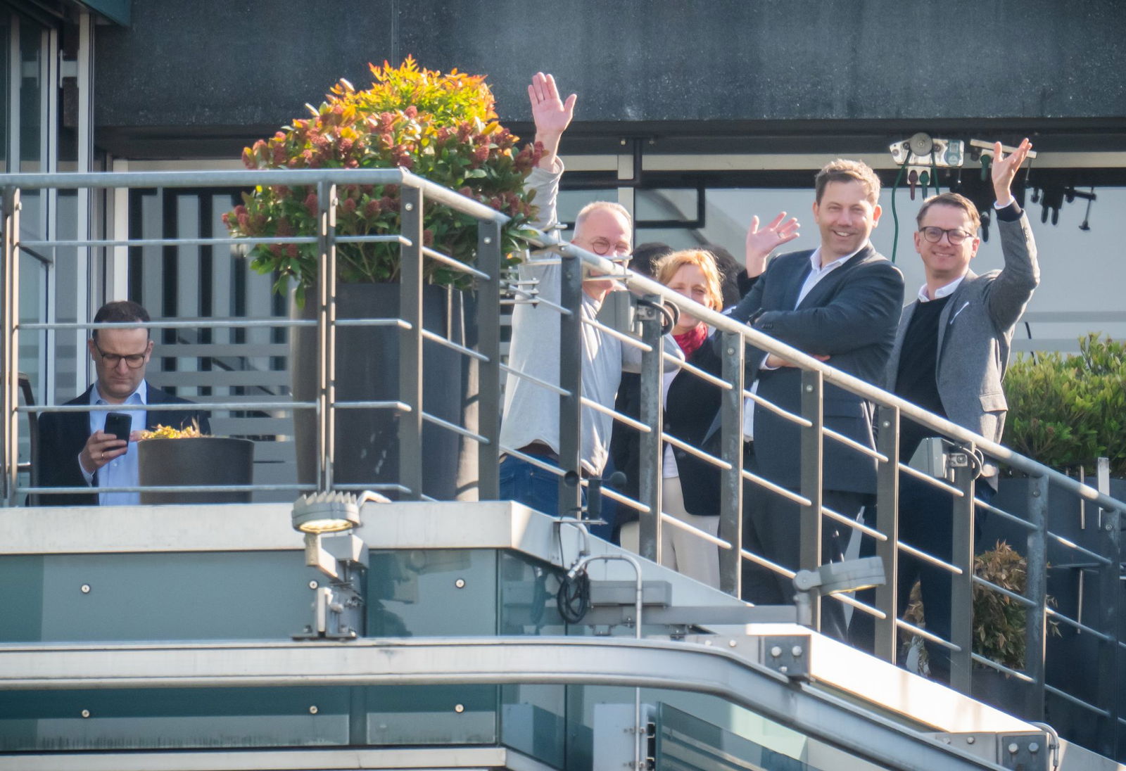 In einer Pause kommen Verhandler von Union und SPD auf eine Terrasse an der Spree.