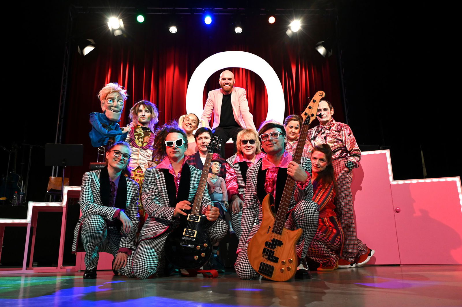 Bei «Tod auf dem Thron» sind zwei Schauspieler, zwei Puppenspieler und eine Live-Band dabei.