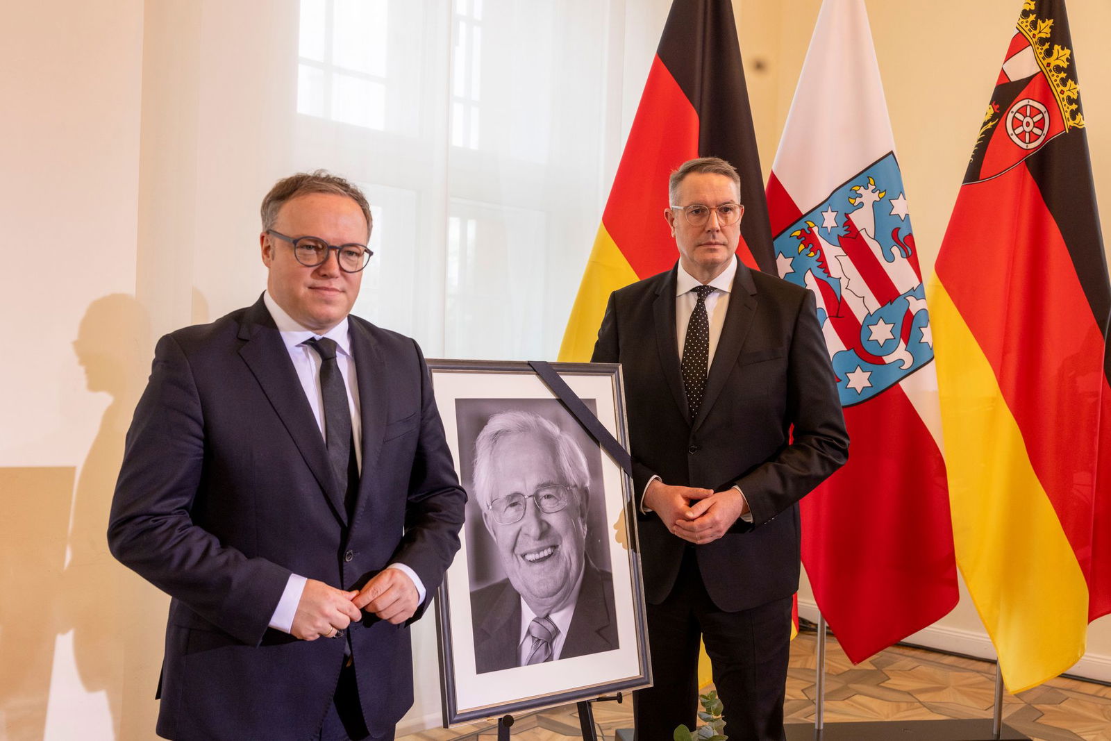 Die Ministerpräsidenten von Rheinland-Pfalz und Thüringen, Alexander Schweitzer (SPD) und Mario Voigt (CDU), würdigen den verstorbenen Regierungschef beider Bundesländer als großen Staatsmann.