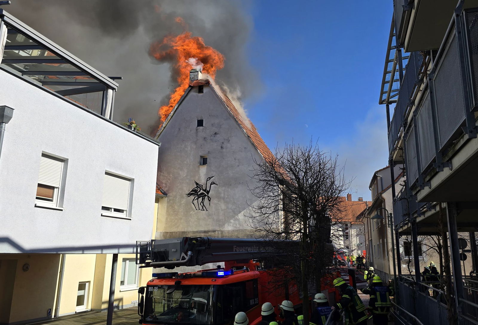 Ein Feuer in Walldorf hat sich auf mehrere Gebäude ausgebreitet. 