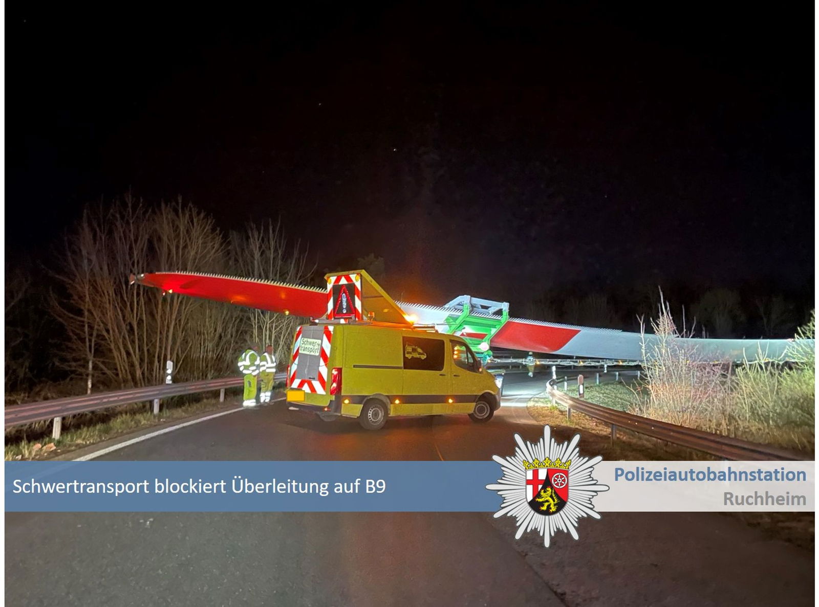 Ein Schwertransport blockiert auf dem Autobahnkreuz Speyer die Überleitung auf die B9.