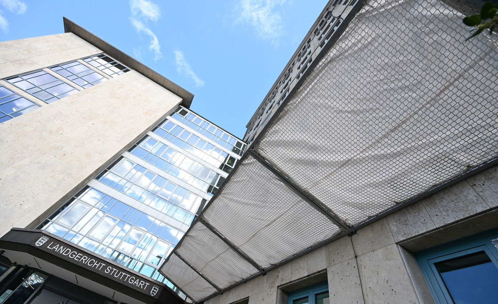 Bis zur Sanierungsphase im großen Justizzentrum in Stuttgart müssen Netze vor den Außenmauern absichern. (Produktion)