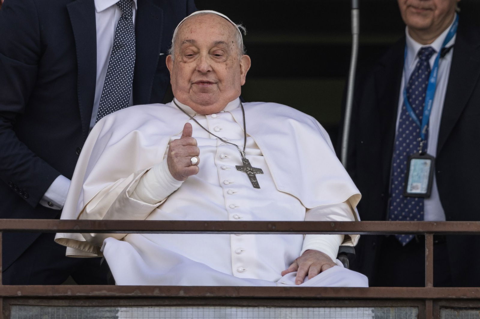 Bei seinem ersten Auftritt nach mehr als fünf Wochen Krankenhaus reckt der Papst den Daumen nach oben.