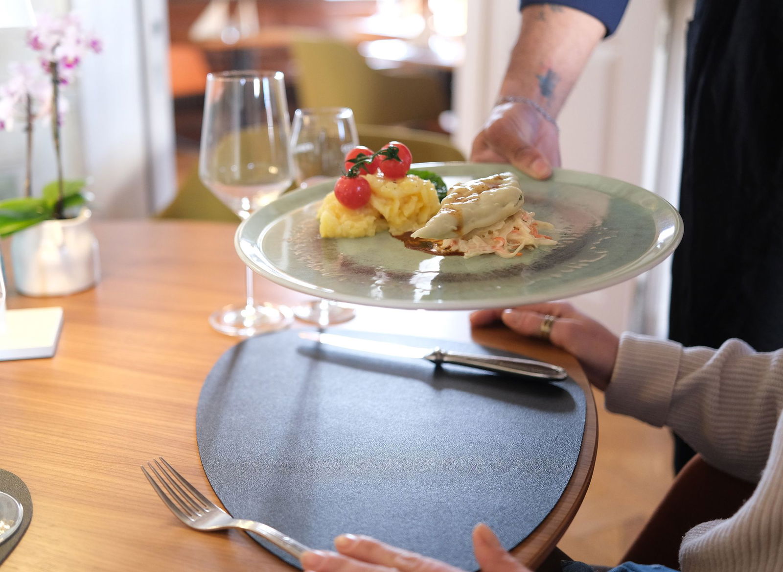 Im Gastgewerbe gibt es mehr Geld. (Symbolbild)